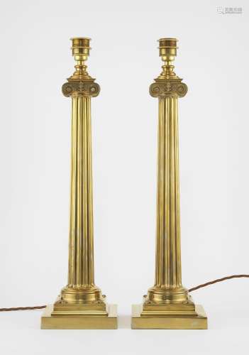 Deux pieds de lampe de style néoclassique<br />
Fût en colon...