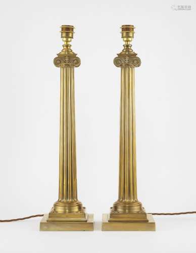 Deux pieds de lampe de style néoclassique<br />
Fût en colon...