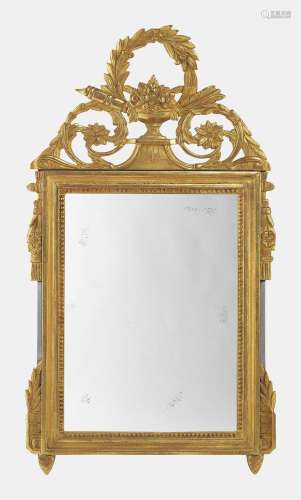 Miroir<br />
Bois sculpté, stuqué et doré, 110x60 cm