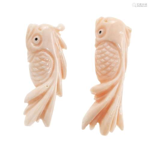 *Ensemble de deux poissons en corail sculpté<br />
Total 32,...