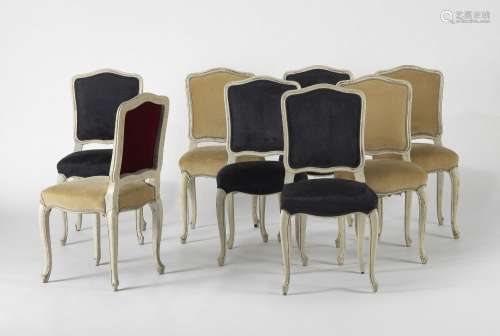Suite de huit chaises de style Louis XV<br />
Bois laqué bla...