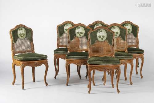 Suite de 14 chaises de style Louis XV<br />
Hêtre au naturel...