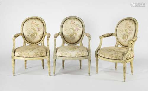Trois fauteuils médaillon d'époque Louis XVI<br />
Bois laqu...