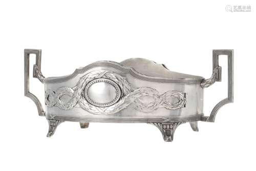 Jardinière ovale quadripode style Louis XVI en métal argenté...