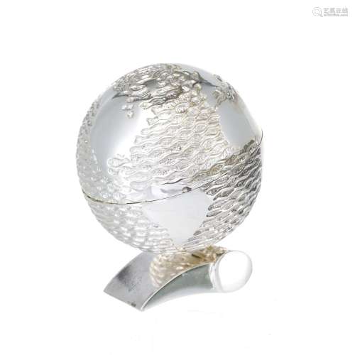 Globe terrestre, sculpture en métal argenté, par Sylvain Dub...