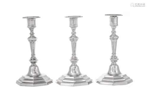 Suite de 3 flambeaux en argent, Crichton Brothers, Londres, ...