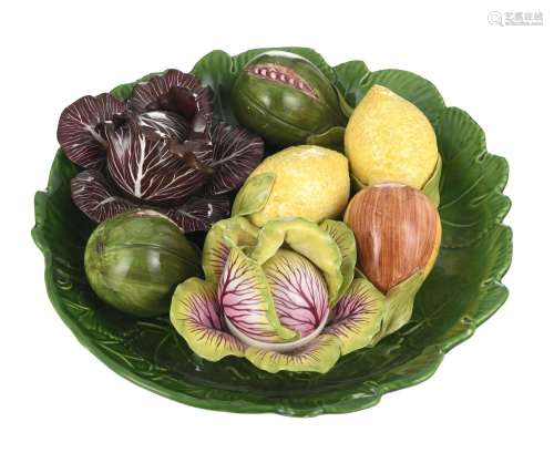 Collection de 7 fruits et légumes décoratifs et 1 plat, Ital...