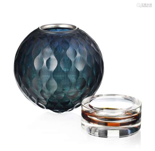Vase boule en verre teinté bleu à décor géométrique signé A....