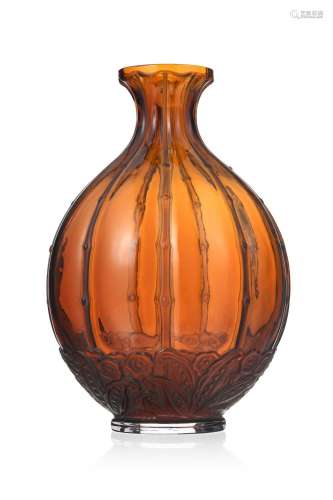 Vase boule sur talon en cristal Baccarat teinté ambre, numér...