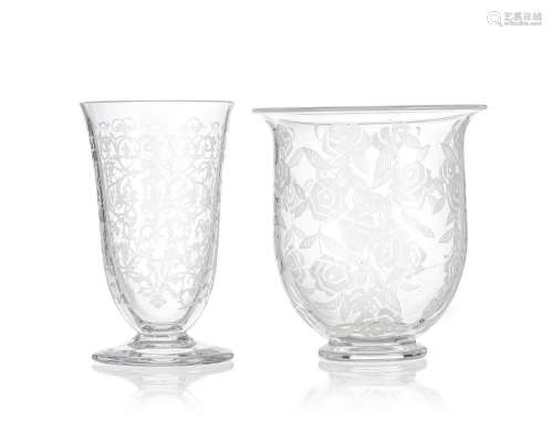 Ensemble de 2 vases en cristal Baccarat, l`un à décor gravé ...