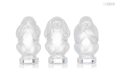 "La Sagesse", ensemble de 3 singes en verre moulé-...