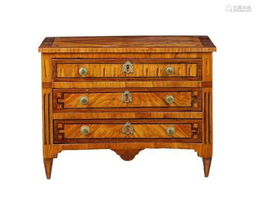 Commode miniature néoclassique, XIXe s., en placage d`acajou...