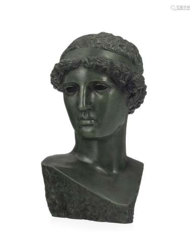 Apollon, buste à l`antique en bronze à patine verte, h. 45 c...