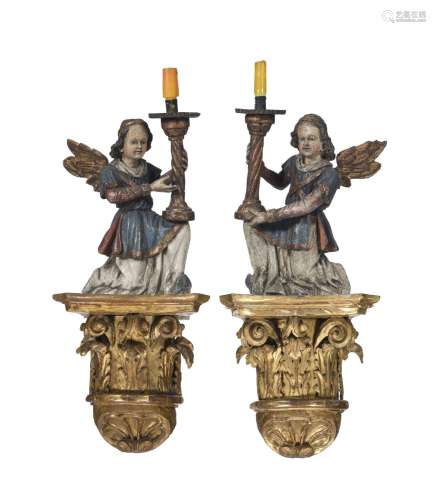 Paire d`anges en forme de porte-torchère en bois polychrome,...
