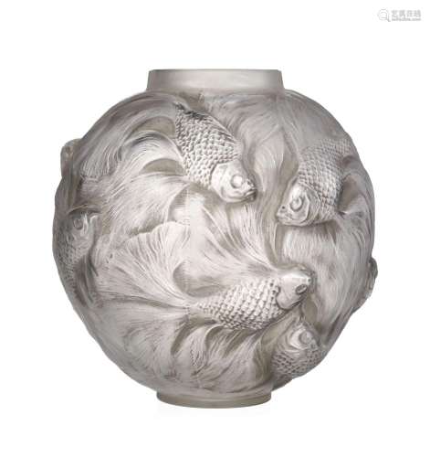 Vase en verre moulé-pressé signé R Lalique, modèle Formose, ...