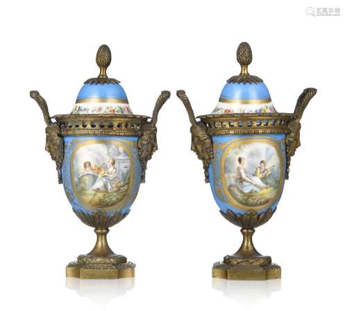 Paire de pots couverts, fin du XIXe s., en porcelaine peinte...