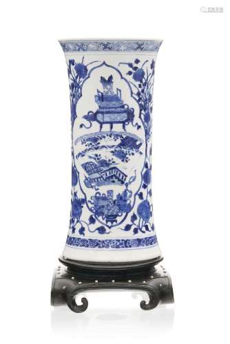 Vase en porcelaine, Chine, dynastie Qing, décor en bleu d`ob...