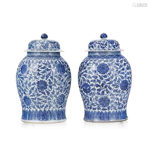 Paire de potiches couvertes en porcelaine, Chine, dynastie Q...