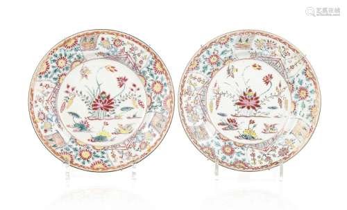 2 assiettes en porcelaine famille rose, Chine, XVIIIe s., dé...