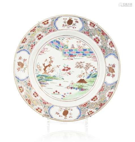 Plat en porcelaine famille rose, Chine, XVIIIe s., Compagnie...