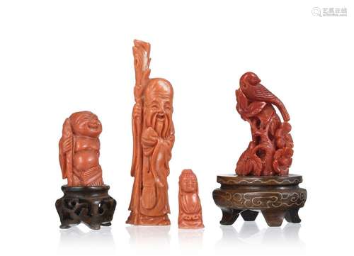 Ensemble de 4 sculptures en corail, Chine, XXe s.: 1 Shoulao...