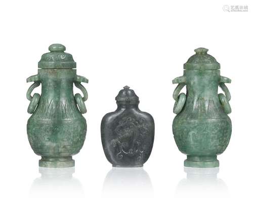 Ensemble de 2 vases miniature couverts en jade et 1 flacon à...