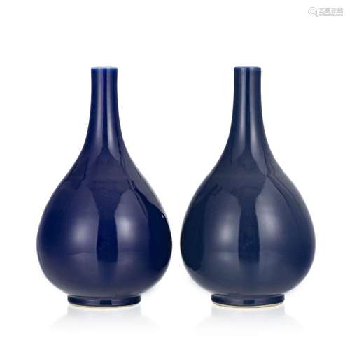 Paire de vases en porcelaine à glaçure bleu foncé, Chine, ép...