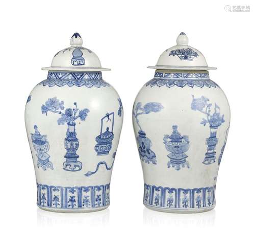 2 potiches couvertes en porcelaine au décor bleu, Chine, XXe...