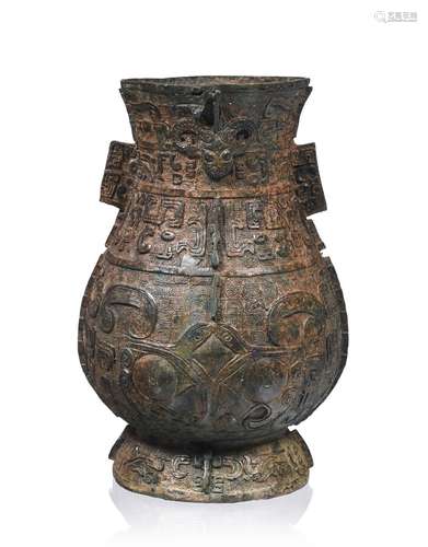 Vase archaïsant en bronze, Chine, moderne, orné de taotie, c...