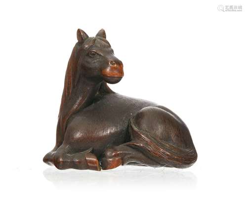 Netsuke en bois représentant un cheval allongé, Japon, XIXe ...