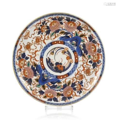 Grand plat en porcelaine Imari, Japon, XXe s., centre orné d...