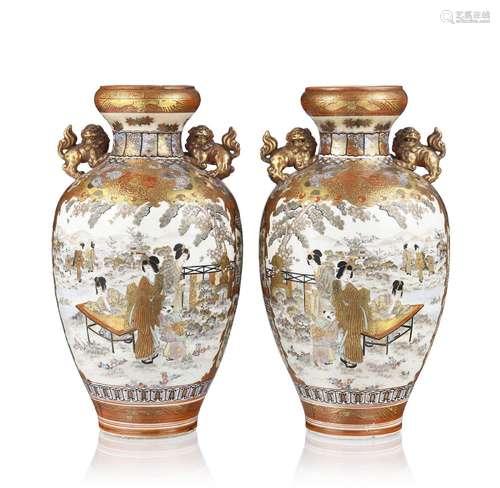 2 vases en porcelaine de Kutani, Japon, XXe s., décor de per...