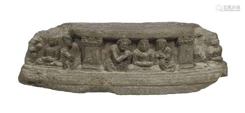 Fragment de frise aux trois Bouddha et adorants, relief scul...