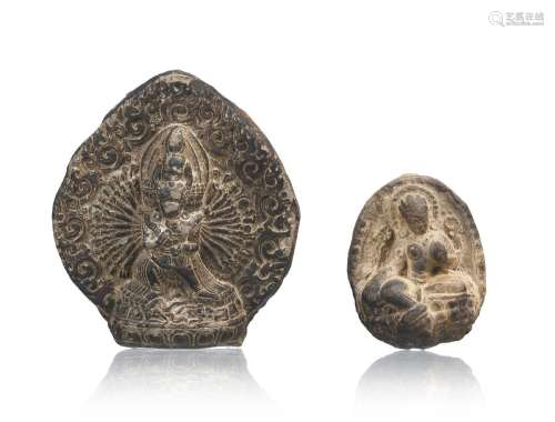 2 tsatsa (tsa-tsa, plaques votives), Tibet, XVIII-XIXe s., u...