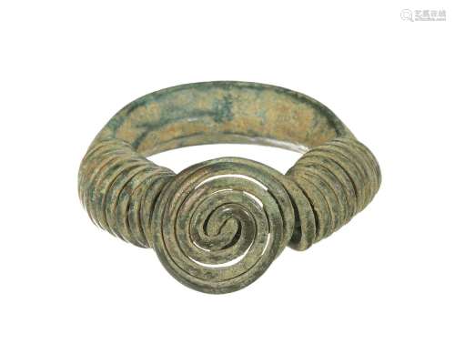 Bracelet en bronze au décor de spirale en relief, Cambodge, ...