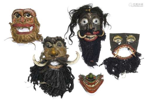Ensemble de 5 masques de Palia en bois, tissus et cheveux, S...