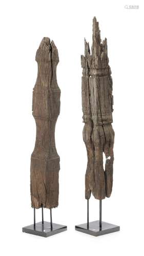 2 piliers en bois, Pakistan ou Nuristan, XIX-XXe s., sur soc...