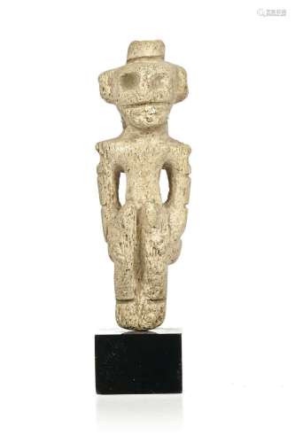 Petite statuette en os sculpté figurant le dieu Cémi (ou Zém...