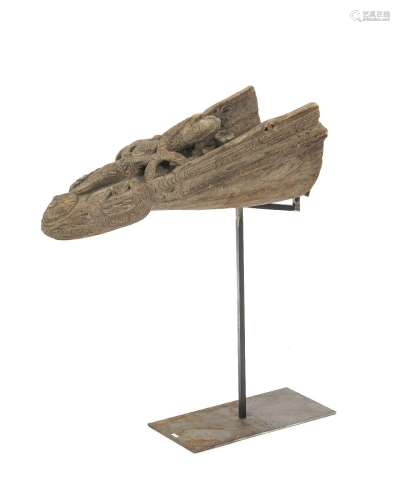 Proue de pirogue Iatmul figurant un crocodile et sculpté de ...