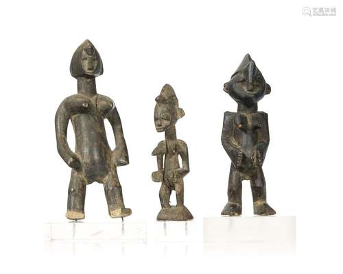 Ensemble de trois petites statuettes Sénoufo, bois à patine ...