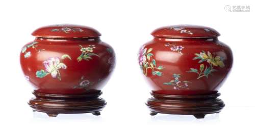 CHINE. Paire de boîtes à jetons de go en porcelaine de Chine...