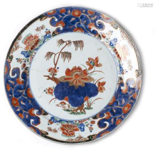 CHINE. Plat en porcelaine d'époque Kangxi à décor Imari fami...