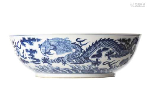 CHINE. Grande coupe en porcelaine de Chine à décor en bleu &...