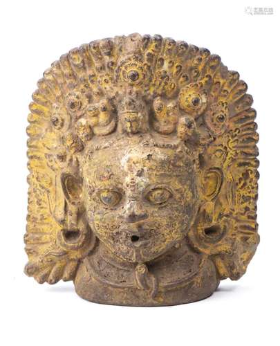 Tête de Mahakala en terre cuite recouverte de pigments jaune...