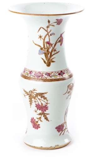 CHINE. Vase Yenyen en porcelaine à décor en famille rose d'é...