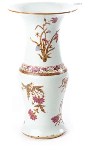 CHINE. Vase Yenyen en porcelaine à décor en famille rose d'é...