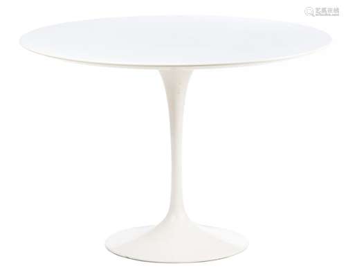 Eero SAARINEN (1910-1961), Table Tulip blanche avec trois ch...