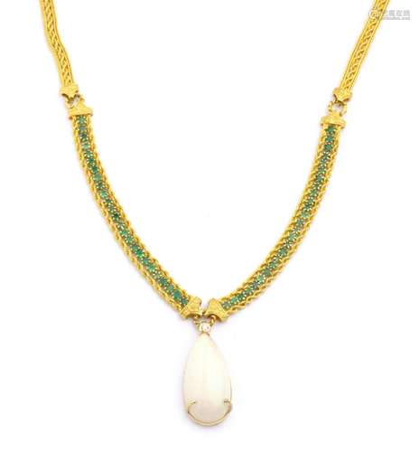 Collier en or jaune serti de 52 émeraudes