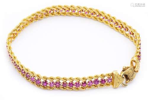 Bracelet en or jaune serti d'une rivière de rubis