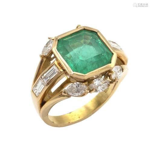 18kt yellow gold ring with natural Colombian emerald circa 6...